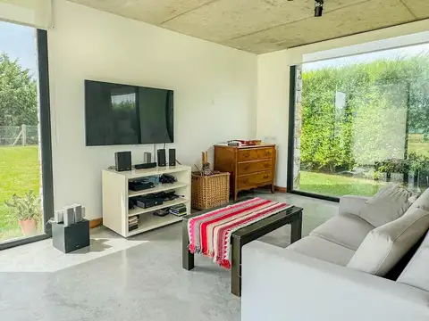 Casa en Alquiler con 3 cocheras