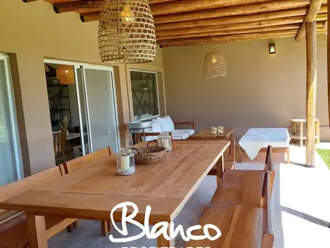 Casa en Alquiler con 3 cocheras