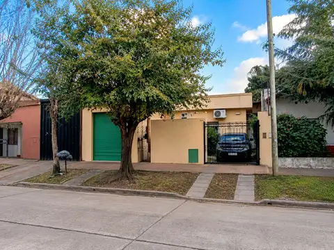 Castelar Sur - Venta - Casa + Depto en Planta Alta