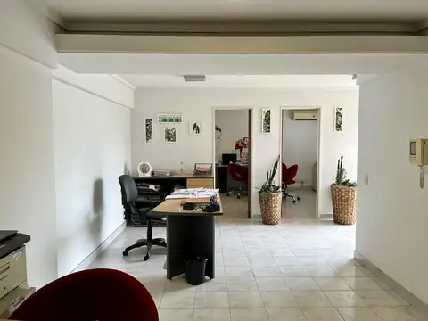Oficina 4 ambientes con 2 baños