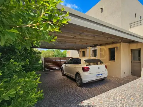 Casa 5 ambientes con 4 baños