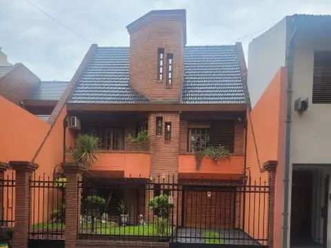 Casa 5 ambientes, cocheras mas quincho y piscina