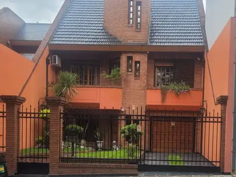 Casa 5 ambientes, cocheras mas quincho y piscina