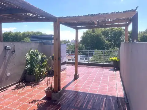 1 AMBIENTE. TERRAZA PROPIA. COCHERA CUBIERTA FIJA. EXCELENTE ESTADO. ZONA RESIDENCIAL.