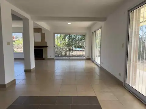 Casa en Alquiler con 2 cocheras