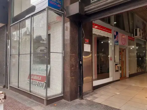Local en Galería Flores Center - Al frente - Lado izquierdo