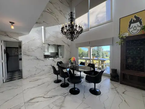 Casa en Venta con 4 cocheras