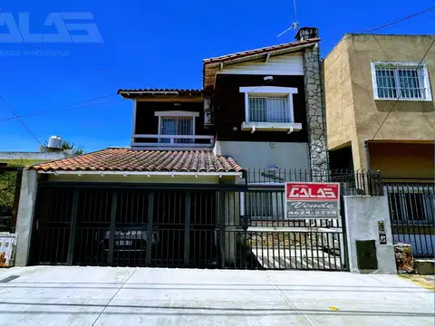 Venta Casa moderna 4 ambientes con piscina climatizada en la mejor zona de Castelar Norte