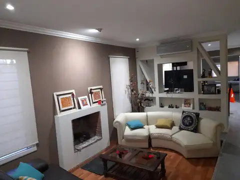 Casa en Venta con 2 cocheras