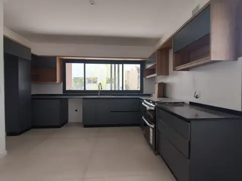 Casa en Venta con 4 cocheras