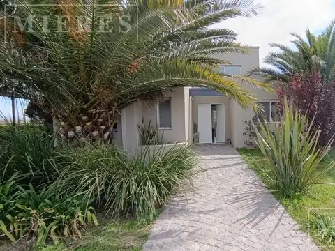 Casa en Alquiler Temporal con 2 cocheras