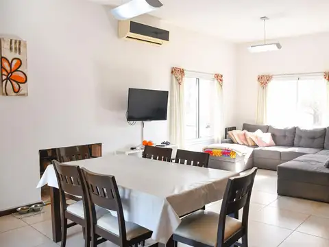 Casa 5 ambientes con 2 baños