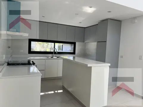 Casa en Alquiler con 1 cochera