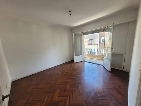 AMPLIO DEPARTAMENTO 3 AMBIENTES - FRENTE - BALCON - 2 BAÑOS - LAVADERO - LUZ Y SOL