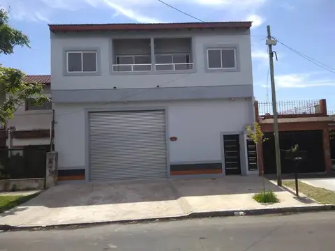 GALPON 200 MTS, ENTRADA PARA CAMION, PISO HORMIGON, ALTURA 5 MTSM 2 BAÑOS Y PATIO (LOMAS DE ZAMORA)
