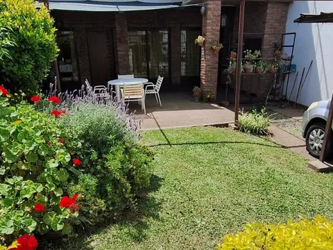 VERSALLES.PJE.LA DILIGENCIA AL 6200.CASA LOTE 8.66 X 18  GARAGE. TERRAZA