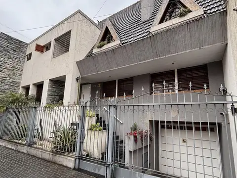 Venta Casa con Piscina y Garage, excelente ubicación