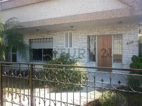 Amplia Casa en Venta - Barrio Alberdi