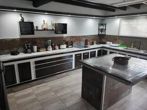 Casa 7 ambientes con 2 baños