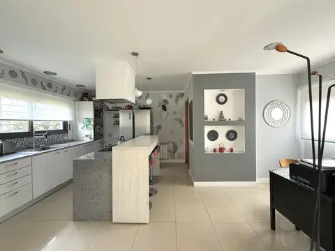 VENTA - CASA 3 DORMITORIOS CON PILETA - FUNES