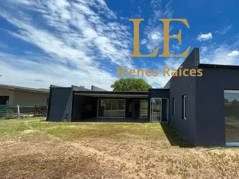 Casa 4 ambientes con 2 baños