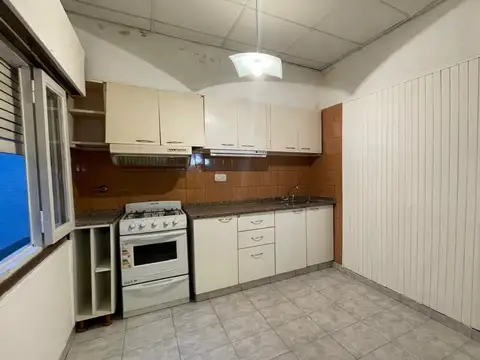 CASA DE PASILLO EN VENTA DOS DORMITORIO LUIS AGOTE