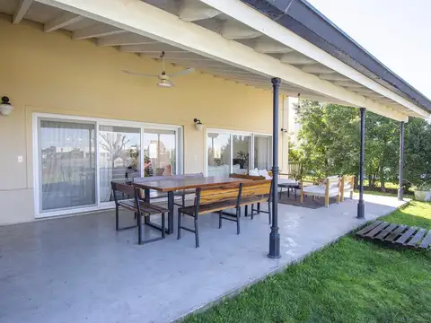 Casa en Alquiler con 1 cochera