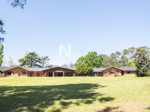 En venta casa de 4 dormitorios, con agradable entorno en Golf, Punta del Este.