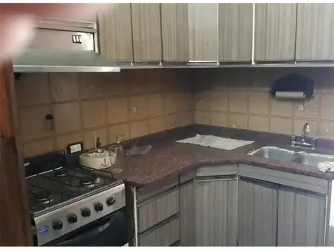 OPORTUNIDAD!CASA MORON 5 AMB,GRAN COCHERA CUB.,PATIO,PARRILLA + DEPTO 2 AMB.Z.BASE AEREA P/2 FLIAS!