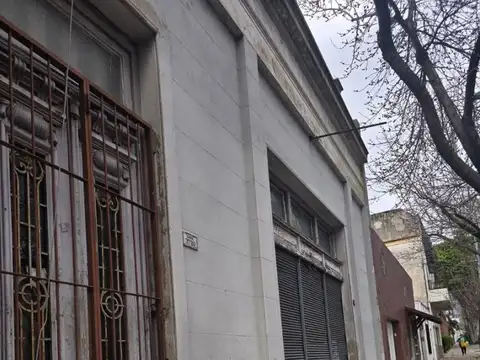 Casa Con Local, Sobre Lote Propio 8,66 X 23 A Refaccionar
