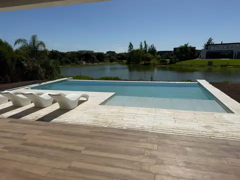 Venta | Casa a la laguna en El Cantón Norte | 5 dorm   Pileta   Dependencia | Vista abierta al agua