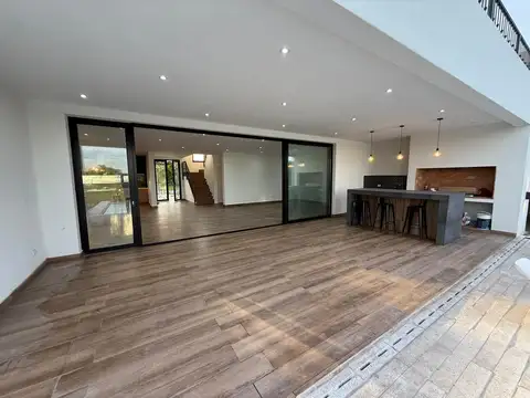 Casa 6 ambientes con 4 baños