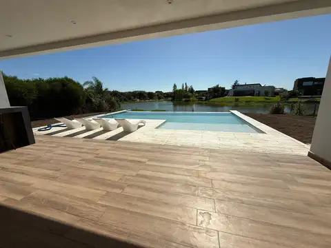 Venta | Casa a la laguna en El Cantón Norte | 5 dorm + Pileta + Dependencia | Vista abierta al agua