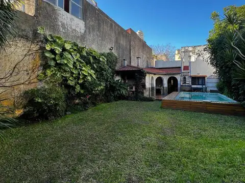VENTA CASA 6 AMBIENTES CON COCHERA Y PARQUE CON PILETA EN FLORESTA