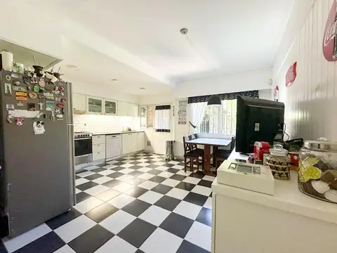 Casa 6 ambientes con 3 baños