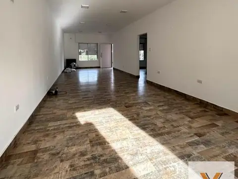 Casa seminueva en Alquiler  - 2 Dormitorios, jardín, entrada p/autos - 300mts - Colectora Ruta 226