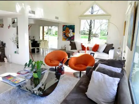 Casa 8 ambientes con 4 baños