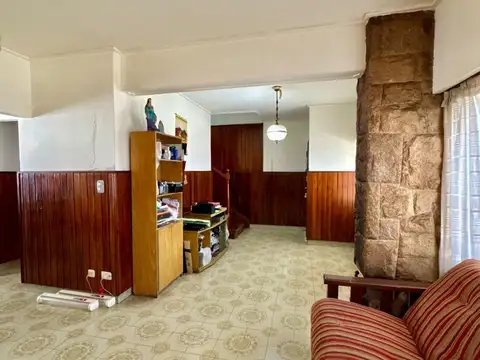 Casa 4 ambientes con 2 baños