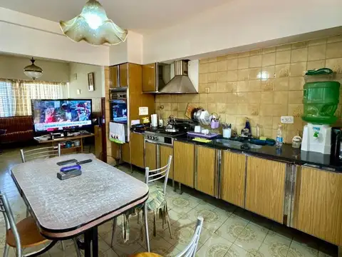 Casa 3 dorm, cochera, patio y fondo libre - J.Newbery 37