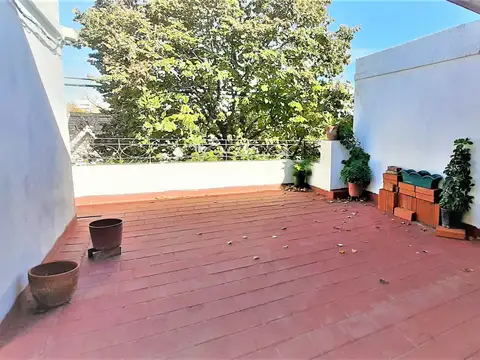 EXCELENTE Ubicación: Depto. en PH de 3 amb. Al Frente. Primer Piso x Escalera.