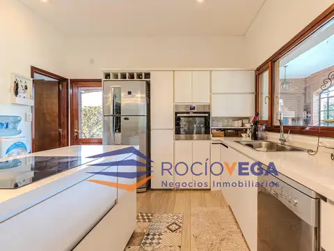 Casa en Venta con 2 cocheras