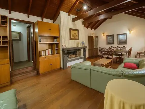 Casa 8 ambientes con 4 baños