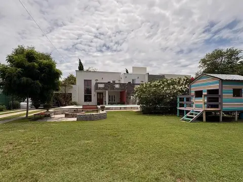 Casa en Venta con 4 cocheras