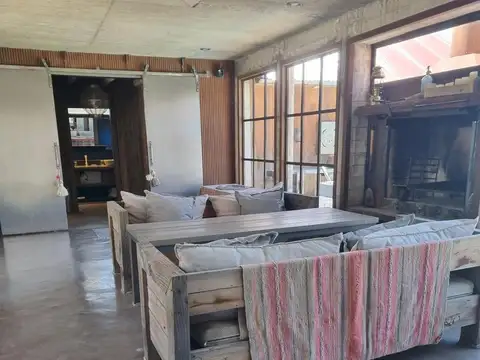 Casa 6 ambientes con 2 baños