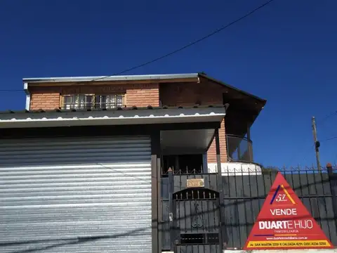 Casa en 2 plantas con local en buena ubicacion 