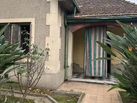 Casa 3 Dorm, jardin al frente, cochera y patio - Alberdi 71