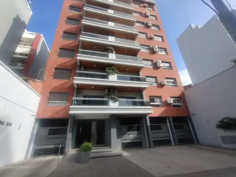 DOS AMBIENTES AL FRENTE CON BALCÓN Y COCHERA. EDIFICIO CON SUM. MUY LUMINOSO.