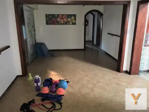 Casa 8 ambientes con 2 baños
