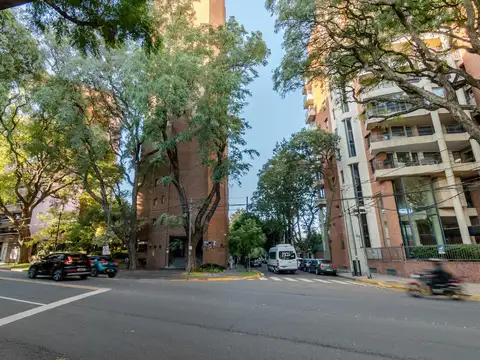 Imponente piso alto con vista al Río, amenities, dos cocheras y baulera ubicado en La Lucila.