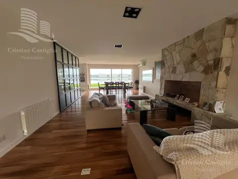 Casa en Venta con 3 cocheras